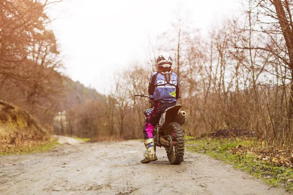 Professional Motocross Rider on FMX Motorcycle Stands on the Sand Dune and Overlooks Extreme Off-Road Terrain that He Gonna Ride Today. — Stock Photo, Image