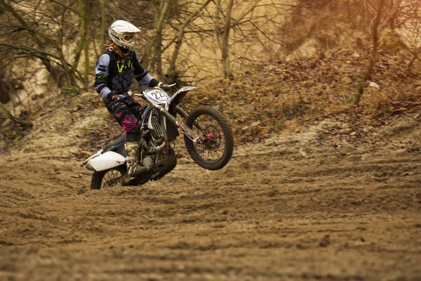 Motocross-Rad in einem Rennen, das das Konzept von Geschwindigkeit und Kraft im Extremsport repräsentiert — Stockfoto