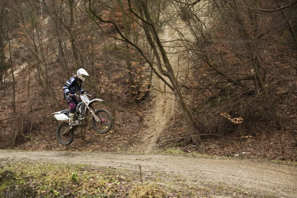 Motocross bike en una carrera que representa el concepto de velocidad y potencia en el deporte de hombre extremo — Foto de Stock