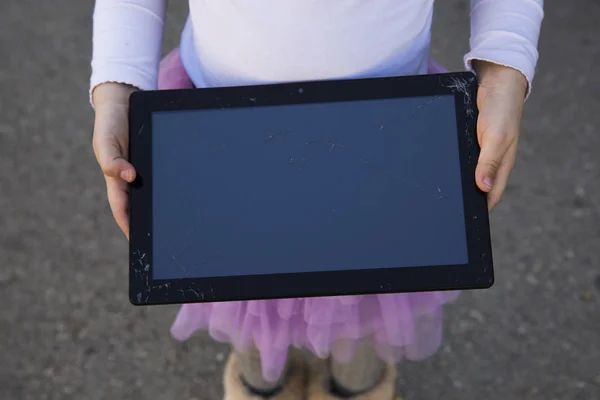 Ręka na Pokaż złamane tablet pc — Zdjęcie stockowe