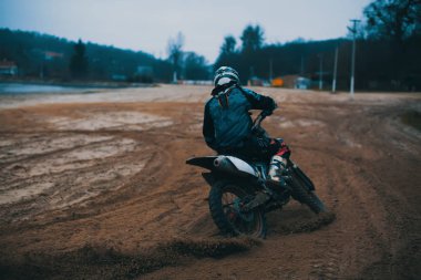Motokros yarışında enkaz detayları