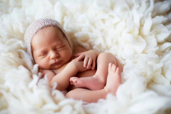 Adorable bebé durmiendo en el estómago —  Fotos de Stock