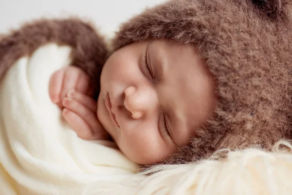 新生児を包み込むように眠る — ストック写真