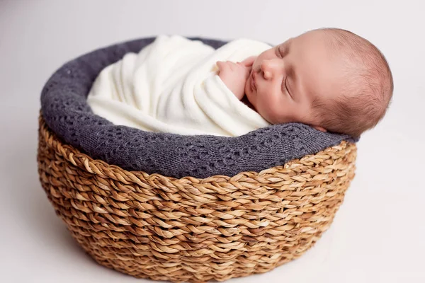 美しい姿勢で眠っている新生児の赤ちゃん — ストック写真