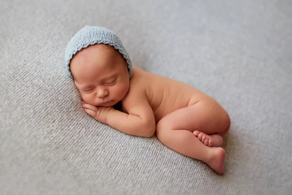 Adorable bebé recién nacido está durmiendo sobre su vientre acostado en manta beige. Inicio de la vida y concepto de infancia feliz —  Fotos de Stock