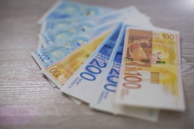 İsrail Şekeli para faturaları - üst görünümü çeşitli yığını.