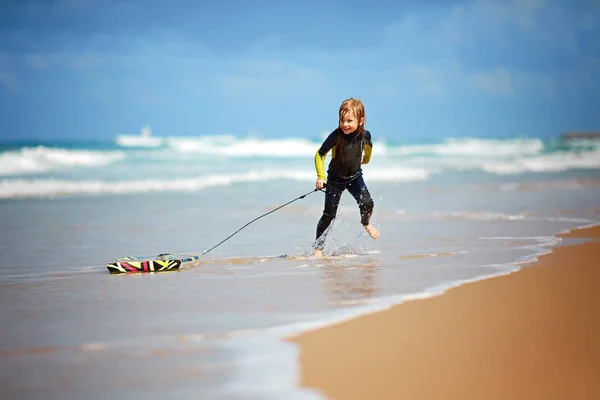 모래 해변에 멀티 컬러 바디 보드와 예쁜 여자 — 스톡 사진