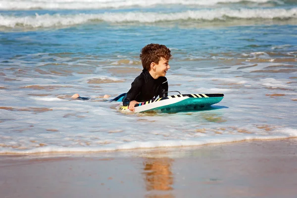 해변에 보디가드를 가지고 있는 어린아이 — 스톡 사진