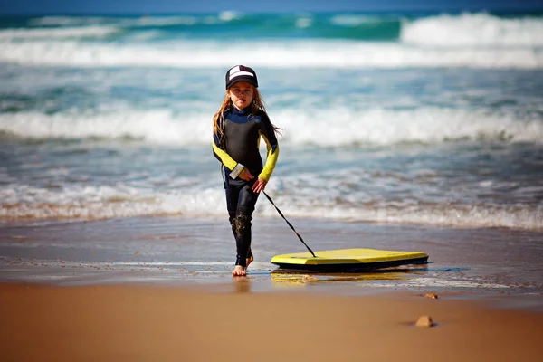 Kis lány modell a strandon — Stock Fotó