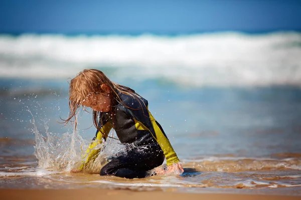 Menina feliz em um oceano de praia tropical tem uma diversão com respingo — Fotografia de Stock