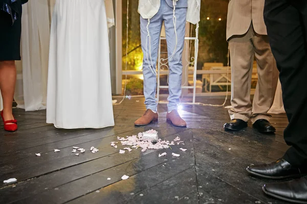 Noivo em passos de casamento judaicos em um copo — Fotografia de Stock