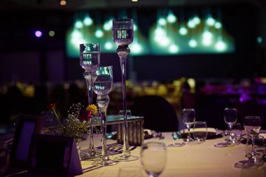 Büyük cam şamdanlar Ziyafet salonunda.