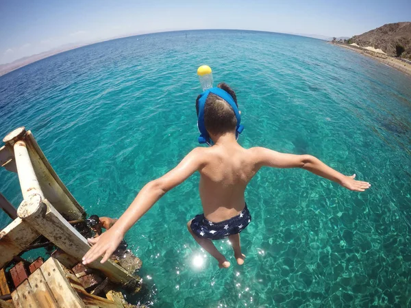 Jeune homme sautant dans l'eau — Photo