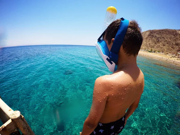 Jeune homme sautant dans l'eau — Photo