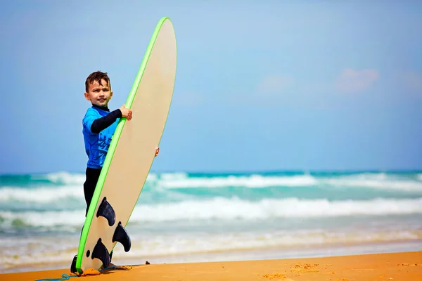 海海岸にサーフィン ボードを持ってサーフィン若い男のための時間. — ストック写真