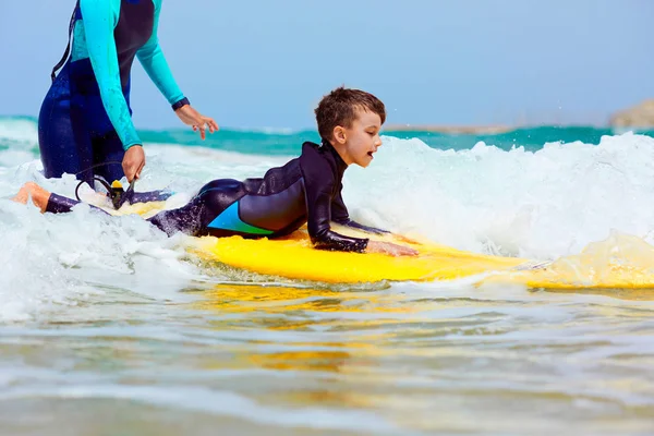 Kleiner Junge mit Surfbrett lernt Surfen — Stockfoto