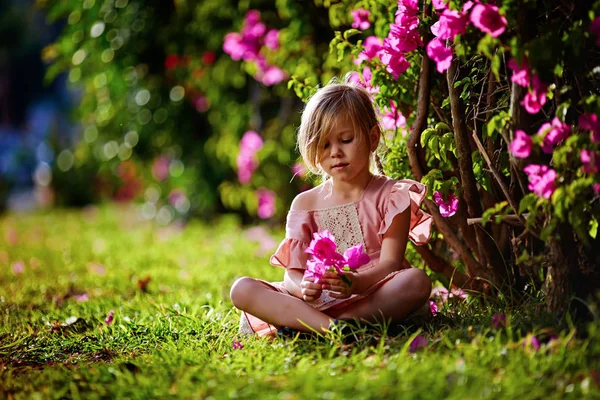 Niña pequeña en vestido rosa sonriendo — Foto de Stock