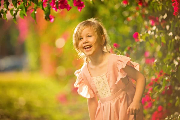 Мила щаслива маленька дівчинка позує з волоссям у парку — стокове фото