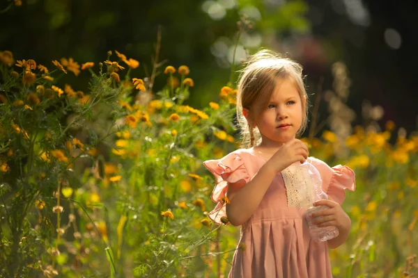 Petite fille tenant une bouteille d'eau — Photo