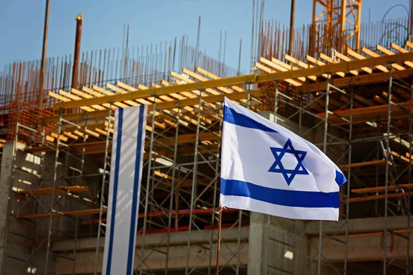 Izraeli zászló lógott a tipikus épület Tel Aviv, Izrael — Stock Fotó