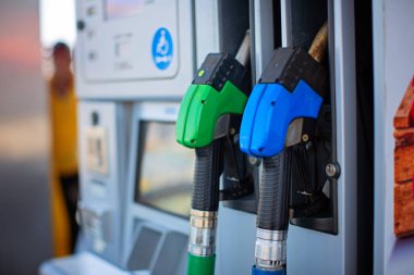 Beyaz arka planda, benzin istasyonu sıcak günbatımı hizmetinde izole püskürtme uçlarını doldurma renkli benzin pompası