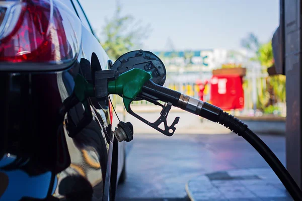 Autotanken an der Tankstelle. Benzinpumpe mit Benzin. Dieses Foto kann für die Brennstoffindustrie oder das Transportkonzept verwendet werden — Stockfoto