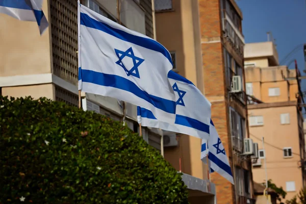 Jerusalem, Israël - Israëlische vlaggen op de straat van de oude stad van Jeruzalem — Stockfoto