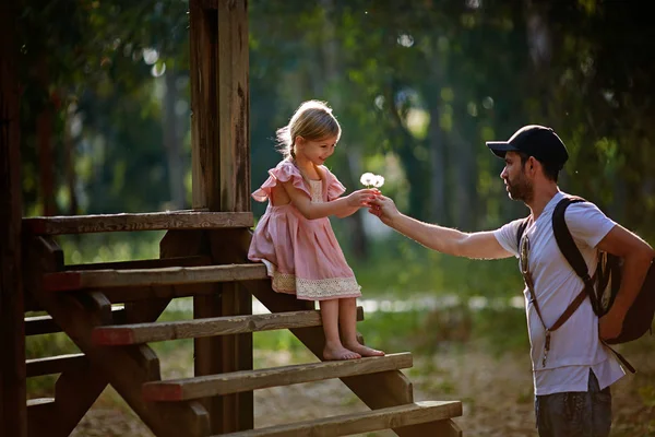 Glad rolig far och dotter en promenad sommardag. Familjen utomhus i sommar — Stockfoto