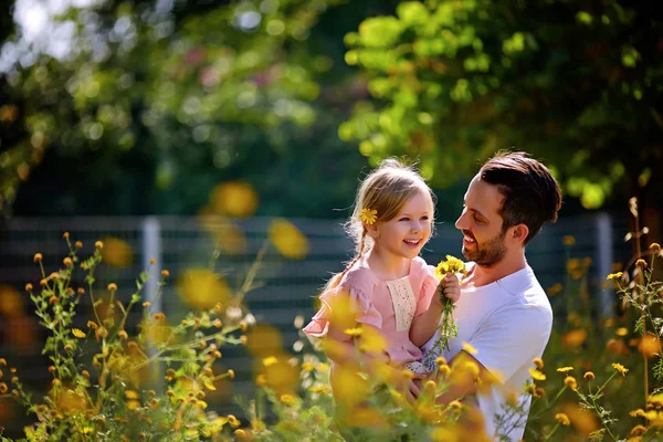 Feliz padre joven con su hija divirtiéndose al aire libre en la naturaleza primavera — Foto de Stock