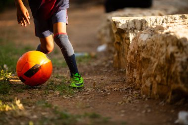 Aile ayakta açık havada Park çevresinde çim futbol. Bacaklar Bahçe ailesi ile futbol oynamaya küçük çocuk