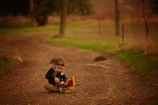 小さな男の子のおもちゃの飛行機で遊ぶ — ストック写真