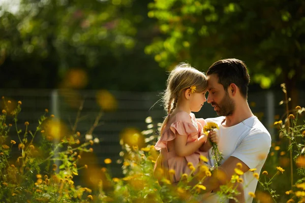 Padre feliz con hija en el parque de verano — Foto de Stock