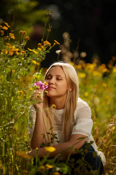 Hermosa chica en el jardín en un día soleado — Foto de Stock
