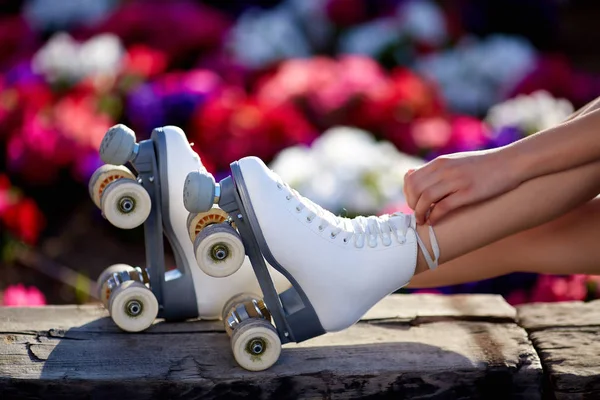 屋外ローラー スケート靴を着ている足のクローズ アップ — ストック写真