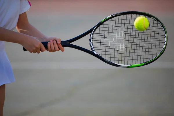 Chica jugando al tenis en la cancha en un hermoso día soleado —  Fotos de Stock