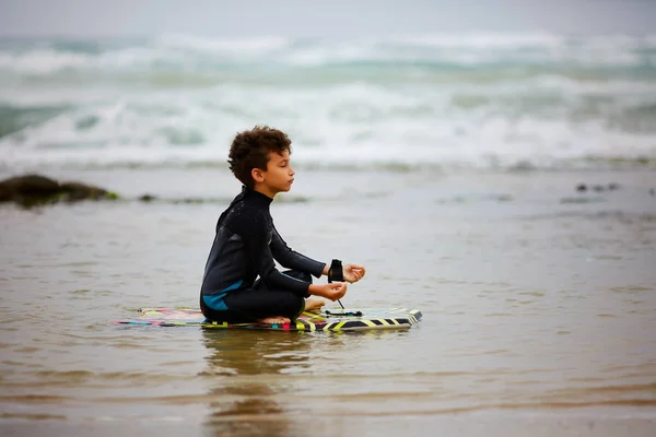 Kind meditiert auf See — Stockfoto