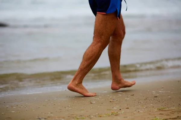 Carrera dinámica en la playa atleta masculino corredor vista lateral — Foto de Stock