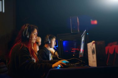 Profesyonel kız oyun Mmorpg strateji oyunu onun bilgisayar oyunlarında.
