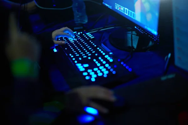 Menina jogando jogos de vídeo, close-up de mãos e teclado — Fotografia de Stock