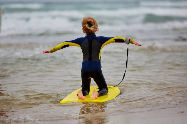 Kis lány szörfös várakozás-re egy hullám — Stock Fotó