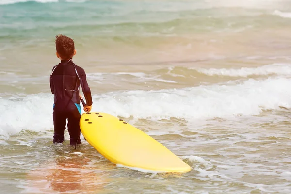 Criança do Bodyboarding, um jovem surfista está a olhar para o oceano. Portugal — Fotografia de Stock