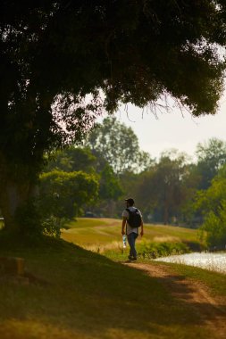 Adam seyahat seyahat yaşam tarzı hiking sırt çantası ile