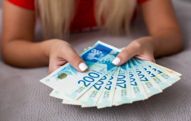 İki el ele tutuşan iki kadın İsrail 'in Yeni Şekelleri' nin para fanatiği. Maliye, Emeklilik Planları ve Emeklilik Fonları Konsepti