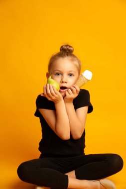 Teneffüste elma ve dondurmalı heyecanlı dansçı.