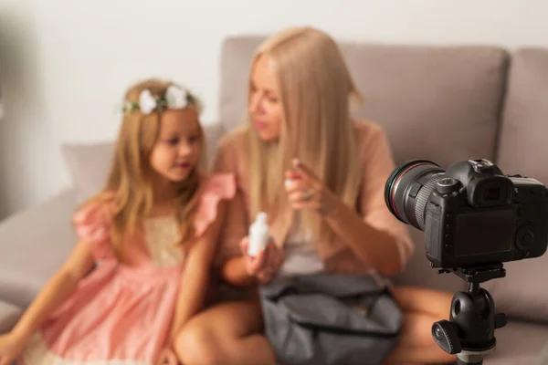 Aile evde oturma odasında, bloglarında beraberlik rahatlama konsepti için video blogger kamera yaparken, kameraya odaklan. — Stok fotoğraf