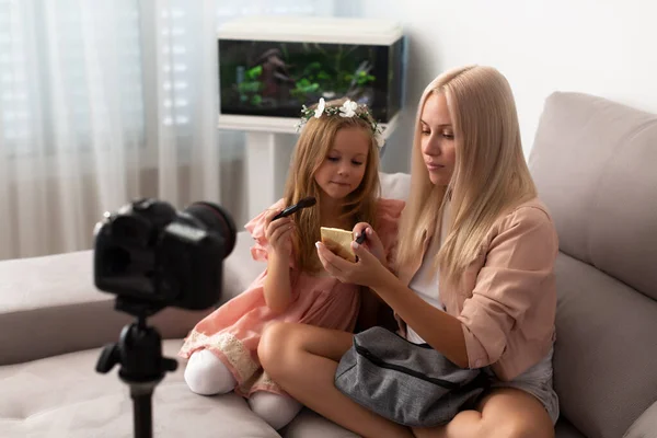 社交媒体明星。 年轻的美丽博客作者和她可爱的女儿在家里录制视频 — 图库照片