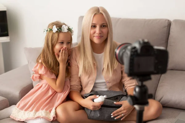 Matka i córka blogger pokazuje produkty kosmetyczne podczas nagrywania wideo z aparatem cyfrowym. — Zdjęcie stockowe
