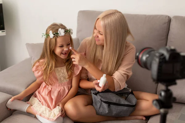 Feliz familia amorosa. Madre e hija están haciendo maquillaje y divertirse — Foto de Stock