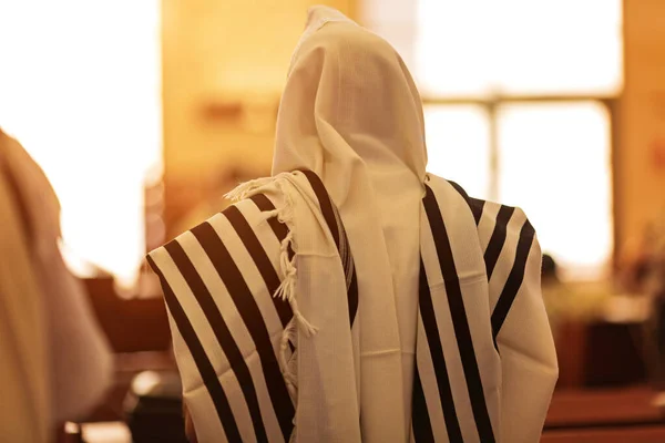 Orthodoxe ultra orthodoxe jood uit een Talliet in de synagoge Jom Kipoer, Soekot — Stockfoto