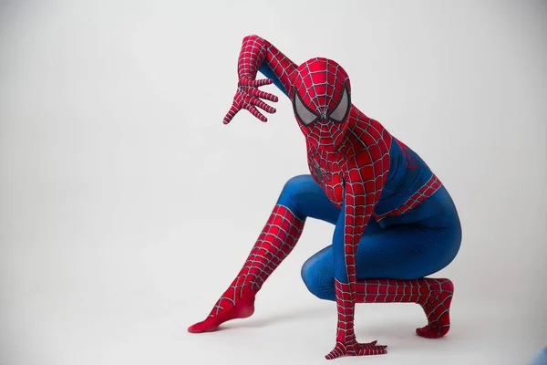 1 de dezembro de 2019 Israel, tel Aviv. homem-aranha posando no fundo branco — Fotografia de Stock